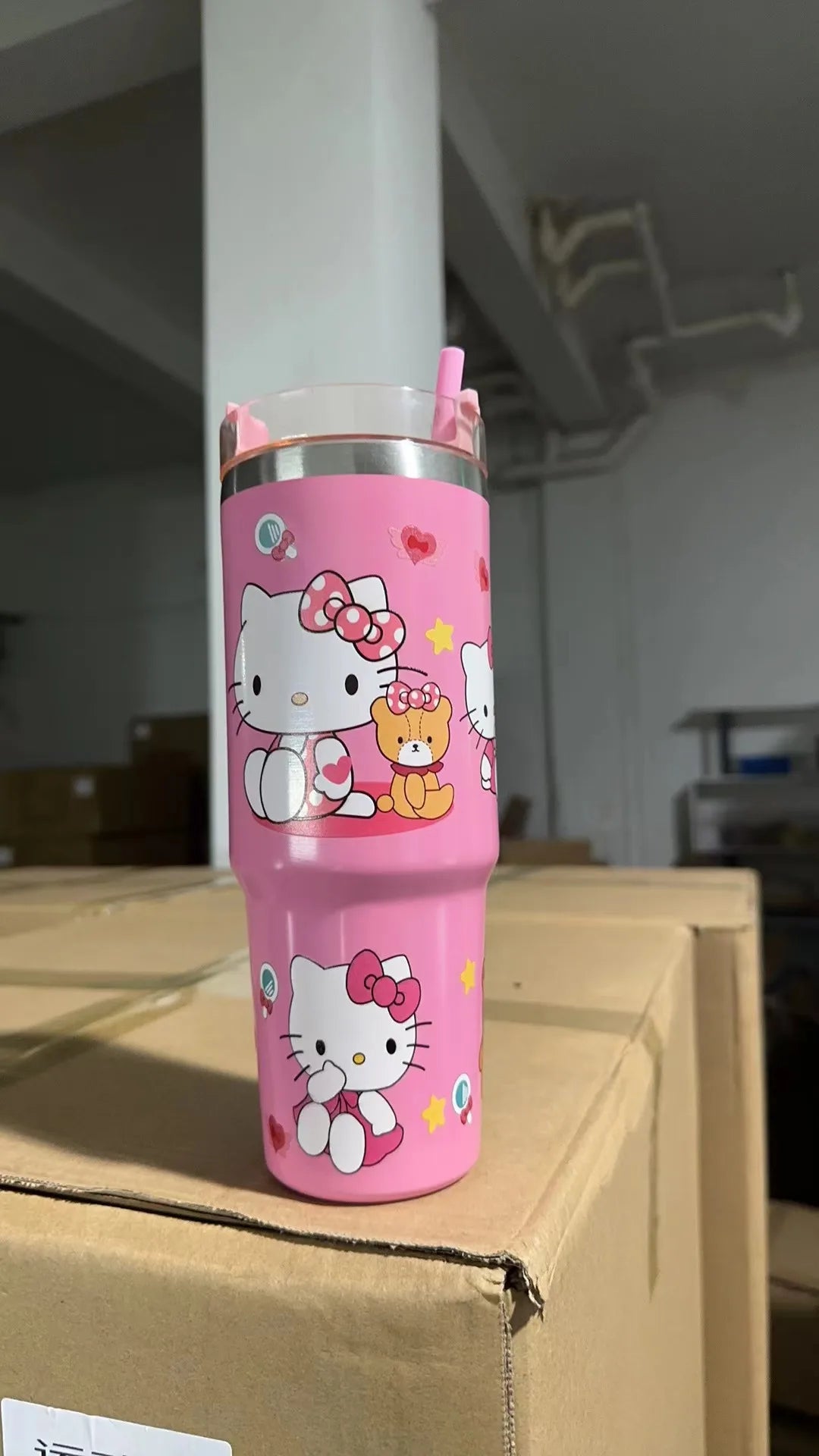 CE certified Hello Kitty Sanrio thermos, safe, quality, 900ml, detailed design, easy to clean.