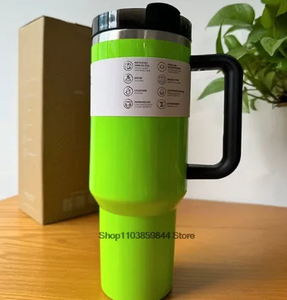 Stainless steel travel mug, 30oz, insulated, with straw lid, detail of the straw.